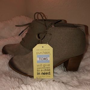 NWT: Tan Toms size 8